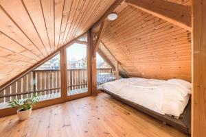 克拉尼Svisla的木天花板的客房内的一张床位
