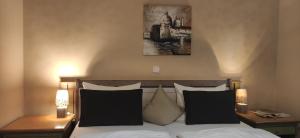 布拉格奥古斯托斯奥托酒店的卧室配有一张带两张桌子的床,墙上挂着一张照片