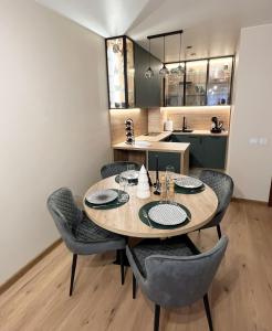 波罗维茨The Green apartment的餐桌、椅子和厨房