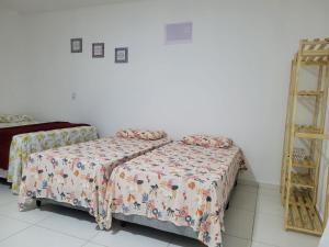 马拉戈日pousada beira mar suites São Bento的一间卧室设有两张床和梯子