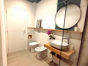 莫迪卡ALTAMOTHYCA的一间带水槽、卫生间和镜子的浴室