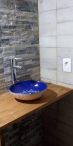 何塞伊格纳西奥Casa muy luminosa , 2 d的浴室内木制柜台上的蓝色水槽