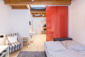 布吕尔Apartment Wilhelmstr für bis zu 3 Personen的一间卧室配有一张床和一个沙发