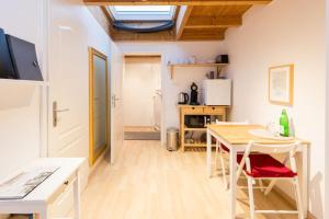 布吕尔Apartment Wilhelmstr für bis zu 3 Personen的厨房以及带桌椅的用餐室。