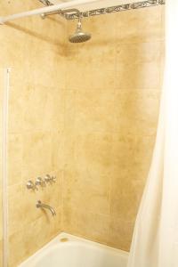 FloridaCalida casa ph, con patio的配有白色淋浴帘和浴缸的淋浴