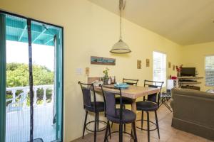 Hatchet Bay Limited SettlementKey Lime Cottage home的一间带桌椅的用餐室