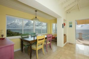 Hatchet Bay Limited SettlementGurgle and Whump cottage的一间带桌椅的海景用餐室