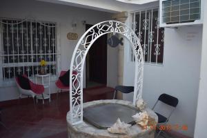 坎昆Casa Calis Cancún的一个带椅子和桌子的拱门