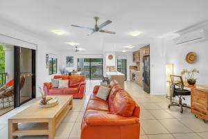 棕榈湾极乐园公寓的客厅配有沙发和桌子