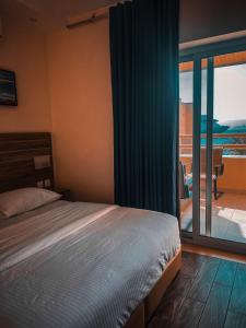 亚喀巴La Riva Hotel的一间卧室设有一张床,享有阳台的景色