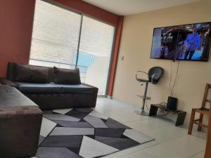 科恰班巴DEPARTAMENTO COMODO DUPLEX Zona Norte的带沙发和平面电视的客厅