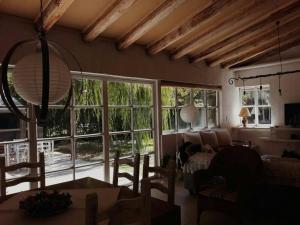 卢汉德库约Casa Ramal的客厅设有大窗户和沙发