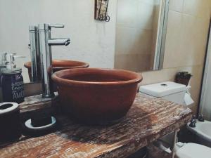 卢汉德库约Casa Ramal的木台上设有大型铜碗的浴室