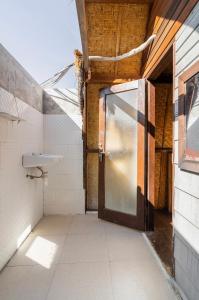 吉利特拉旺安深宅简易别墅旅馆的一间空浴室,内有门和水槽