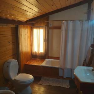 蒂格雷Albaricoque的浴室配有卫生间、淋浴和浴缸。