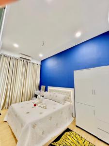 峇株巴辖The Palace Guest House, Seri Gading Batu Pahat的卧室配有白色的床和蓝色的墙壁