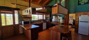 坎贝尔港东礁别墅酒店的厨房配有冰箱和台面