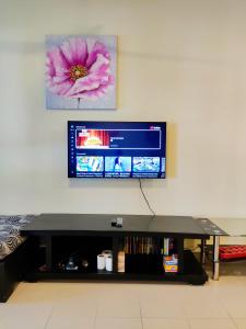 迪沙鲁Le'Coco Homestay in Tiara Desaru Residence的桌子上配有平面电视