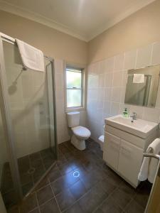TemoraAirfield Tourist Park Temora的浴室配有卫生间、盥洗盆和淋浴。