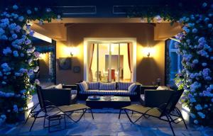 BogognoFront Row Golf Villa Bogogno的客厅配有沙发、椅子和灯