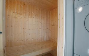 瓦伊比Tisvildelund的木板墙木制桑拿浴室