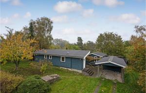 霍尔拜克Amazing Home In Holbk With Wifi的庭院上带屋顶的蓝色房子