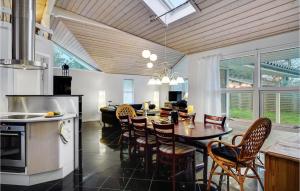 斯劳厄尔瑟Cozy Home In Slagelse With Kitchen的厨房以及带桌椅的用餐室。