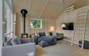 凯隆堡Stunning Home In Kalundborg With Wifi的带沙发和壁炉的客厅