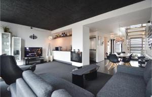 HavnebyStunning Apartment In Rm With Wifi的客厅配有沙发和桌子