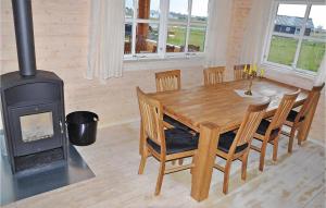斯考比Nice Home In Sydals With Wifi的厨房配有木桌和燃木炉。