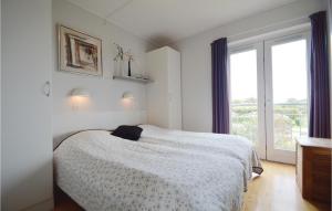 EmmerlevNice Home In Hjer With Kitchen的白色的卧室设有床和窗户