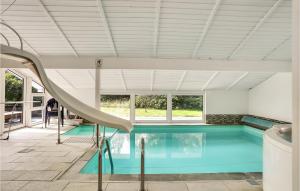 耶鲁普Steenbo的一座带滑梯的室内游泳池