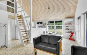 德拉厄Cozy Home In Dragr With Wifi的带沙发和楼梯的客厅