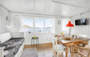 奥特鲁普Amazing Home In Otterup With House Sea View的客厅配有桌子和沙发