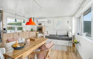 奥特鲁普Amazing Home In Otterup With House Sea View的厨房以及带桌椅的起居室。