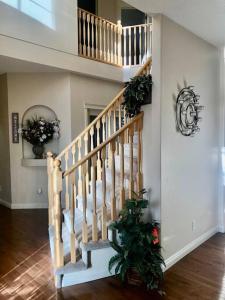 卡尔加里2500 sq house in Springbank Hill BL 261818的客厅里带有圣诞树的楼梯