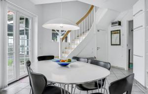 博恩瑟Awesome Apartment In Bogense With House Sea View的白色的用餐室配有桌椅