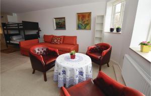 福堡Cozy Apartment In Faaborg With Wifi的客厅配有桌椅和沙发