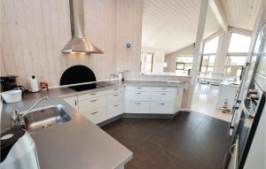 斯考比3 Bedroom Cozy Home In Sydals的厨房配有水槽和炉灶 顶部烤箱