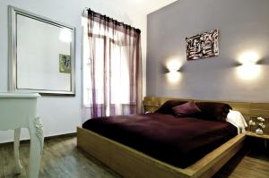 塞维利亚圣克鲁斯庭院酒店的一间卧室配有一张木框床和窗户。
