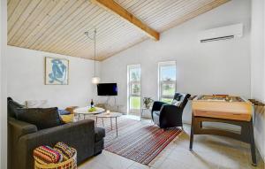 盖瑟Stunning Home In Gedser With Wifi的客厅配有沙发和桌子