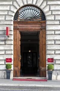 罗马Vibe Nazionale的木门的建筑物入口
