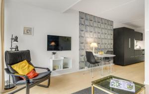 赫尔辛格Beautiful Apartment In Helsingr With Wifi的客厅配有玻璃桌和椅子