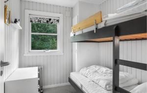 贝德加德Sptten的一间卧室配有双层床和窗户。