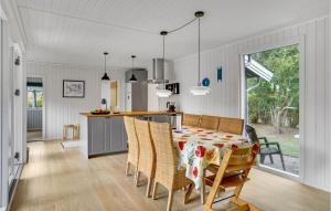 伊斯科博约格Stunning Home In Eskebjerg With Kitchen的厨房以及带桌椅的用餐室。
