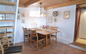 吉弗Lovely Home In Give With House A Panoramic View的一间带木桌和椅子的用餐室