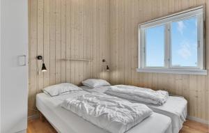 福堡Nice Home In Faaborg With Kitchen的带窗户的客房内设有两张单人床。