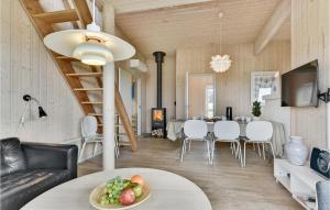 福堡Nice Home In Faaborg With Kitchen的用餐室以及带桌椅的起居室。