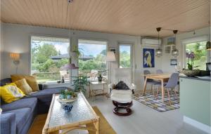 BrunshuseBeautiful Home In Haarby With Kitchen的客厅配有蓝色的沙发和桌子