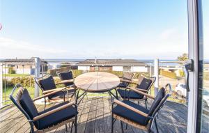 阿森斯Nice Home In Assens With House Sea View的一个带桌椅的海景阳台
